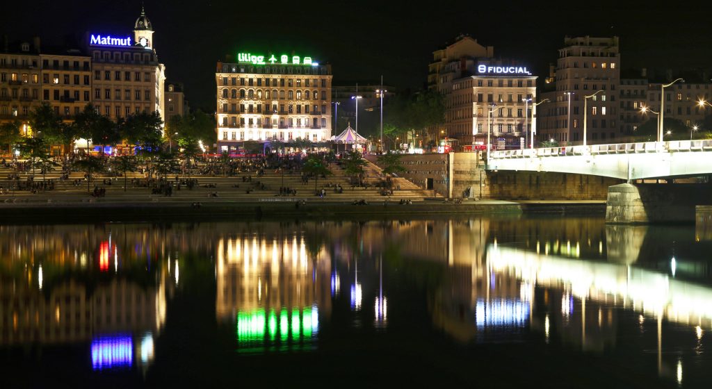 Lyon la nuit sur les quais de Rhône